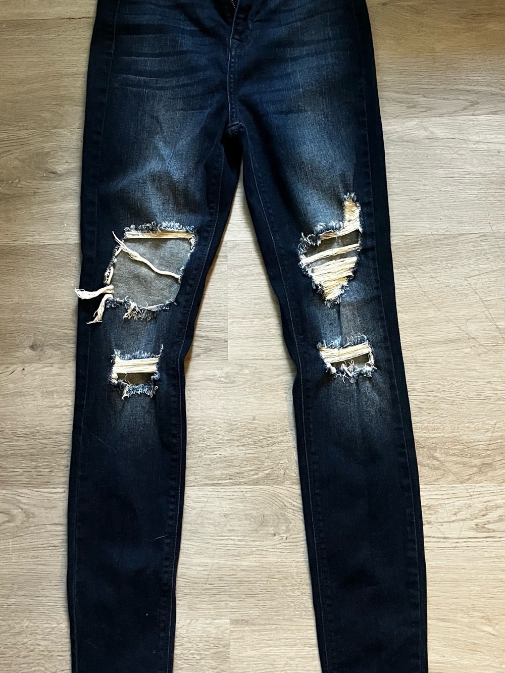 Size 1 Fashion Nova Dark Wash Distressed Skinny Jeans